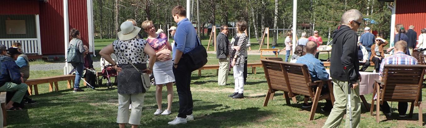 Hyvinvointipäivä 2017. Osallistujia ulkona kauniissa säässä